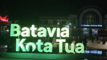 Neon Box vs Huruf Timbul