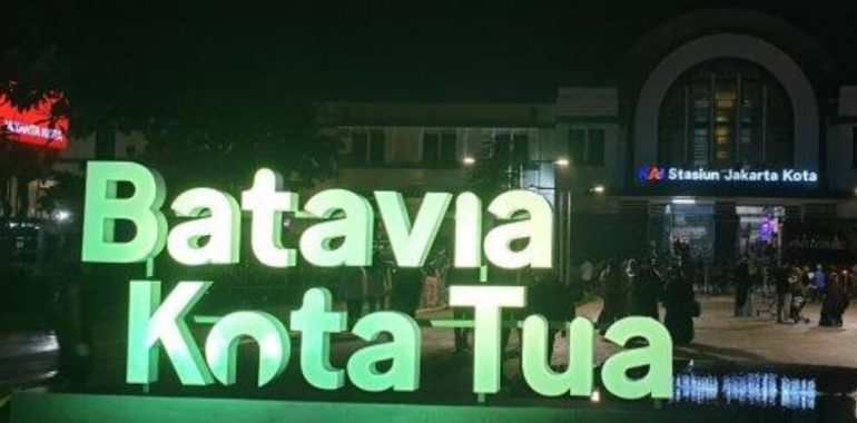 Neon Box vs Huruf Timbul