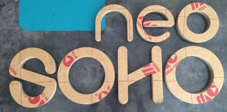 Bahan Akrilik Signage